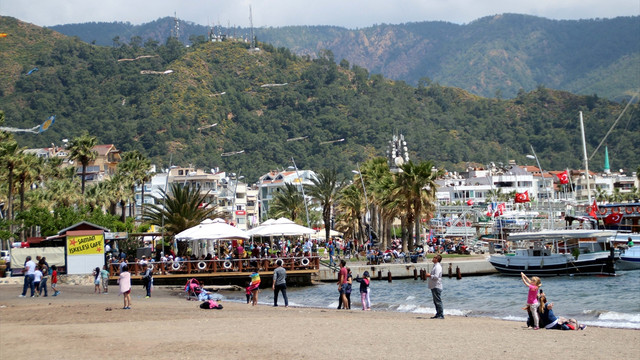 Hem karada hem denizde uçurdular