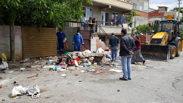 Balıkesirde 2 katlı evden 20 kamyon çöp çıktı!