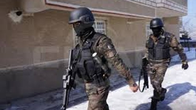 İzmirde terör operasyonu: 3 kişi tutuklandı