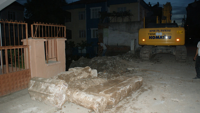 İnşaat kazısında Roma dönemine ait sütunlar bulundu