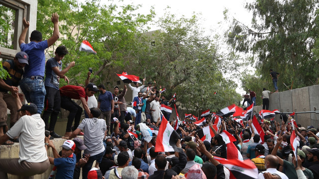 Sadr yanlısı göstericilerin parlamento binasına girmesi