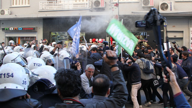 İzmir'de izinsiz gösteri düzenlemek isteyen gruba müdahale
