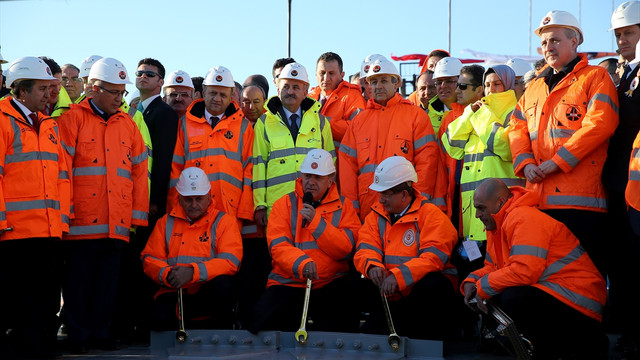 İzmit Körfez Geçişi Asma Köprüsü'nün son tabliyesi yerleştirildi