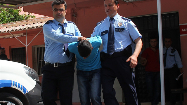 Kapkaç zanlılarının çaldıklarını paylaşması kamerada