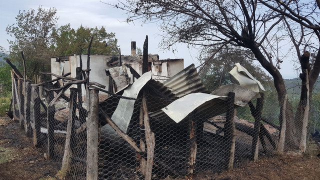 Kardeşlerine kızıp babaevini yaktı!