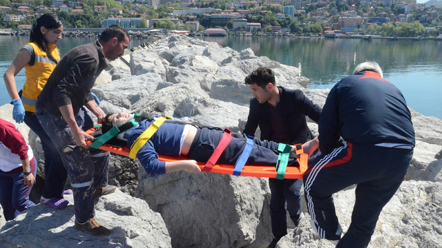 Kayalıklara sıkışan çocuk kurtarıldı