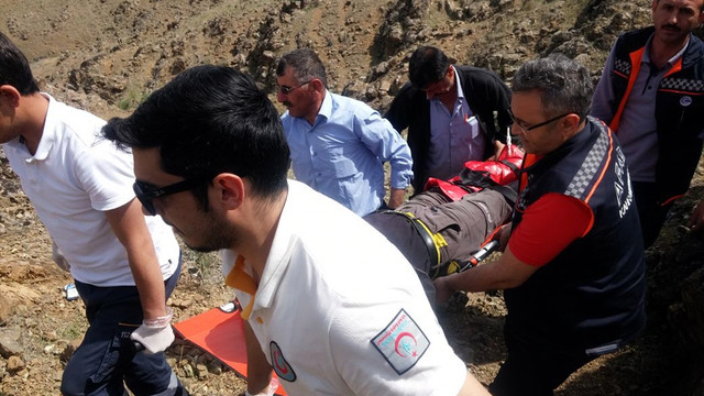 Kayalıklardan düşen çobanı AFAD ekipleri kurtardı