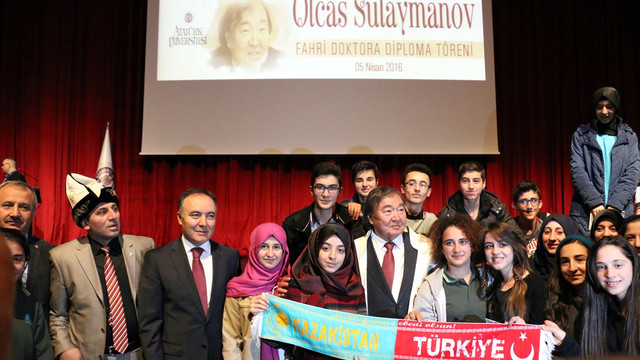 Kazak şair ve yazar Süleymanov'a fahri doktora