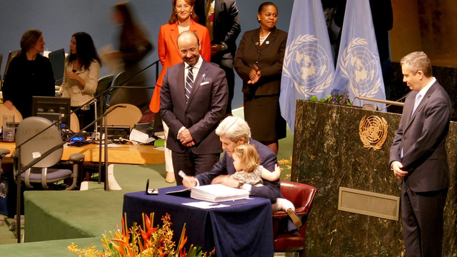 Kerry iklim anlaşmasını kucağında torunuyla imzaladı