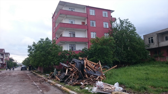 Kocaeli'de şiddetli fırtına 4 katlı binanın çatısını uçurdu
