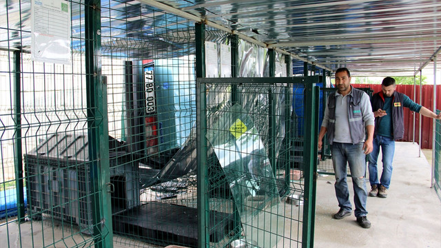 Köpek barınağının çatısına otomobil düştü: 1 yaralı