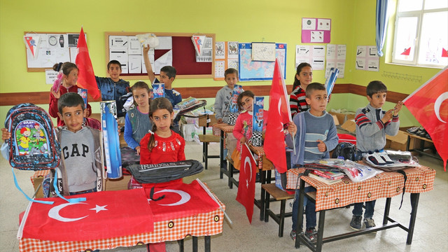 Köydeki öğrencilerin yardımına polis adayları koştu