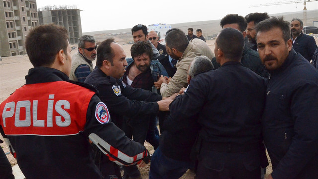 Maaşlarını alamadıklarını ileri süren işçiler çatıya çıktı