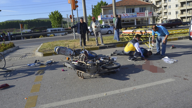 Manisa'da motosikletler çarpıştı: 2 yaralı