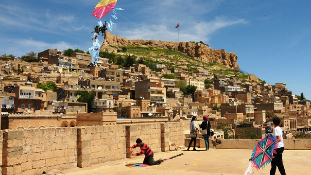 Mardin'de yüzlerce uçurtma gökyüzünde