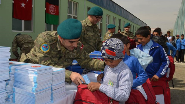 Mehmetçikten Afgan öğrencilere kırtasiye yardımı