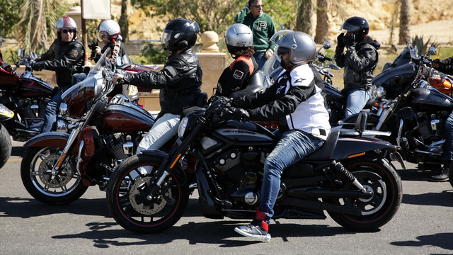 Mısırlı motosiklet tutkunlarından yetimlere destek