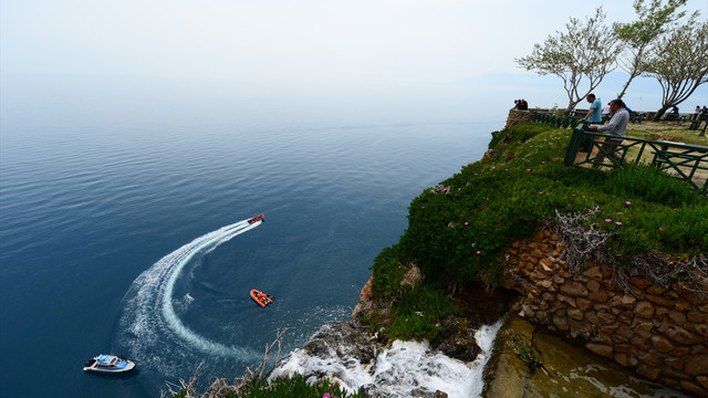 Montunu almaya çalışırken denize düşen genç öldü