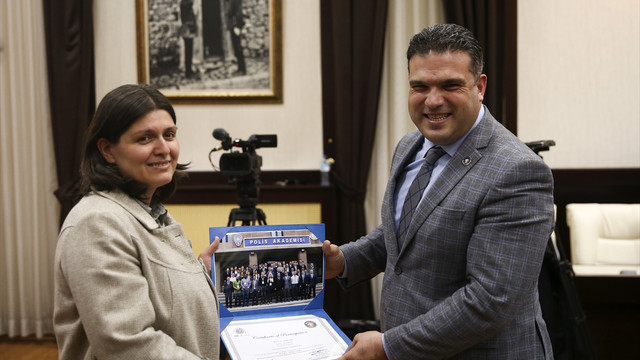 Nefret suçlarına karşı eğitimden geçen polisler sertifikalarını aldı