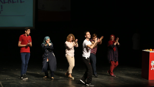 Obeziteye dikkat çekmek için 500 kadın zumba yaptı