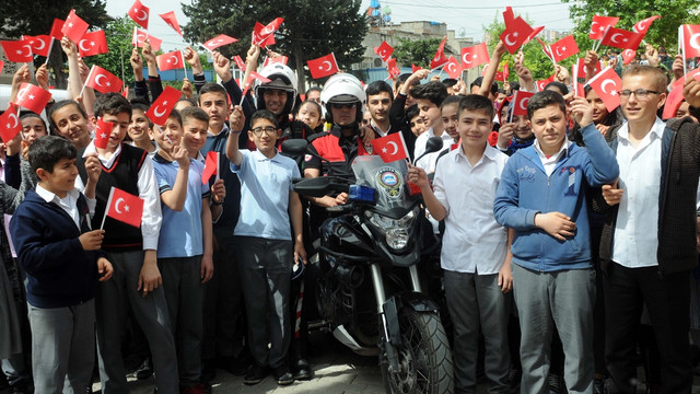 Öğrencilerden terörle mücadele eden polislere mektup