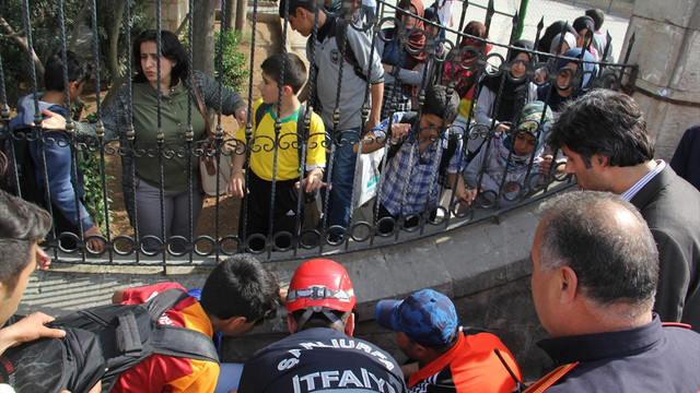 Okul duvarından atlamak isterken koluna demir saplandı