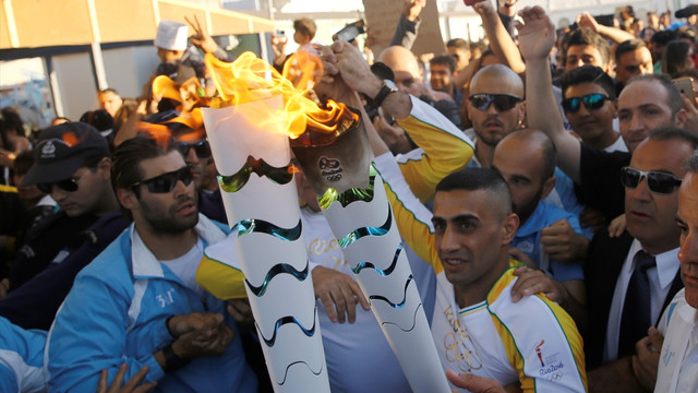 Olimpiyat meşalesini bir sığınmacı taşıdı