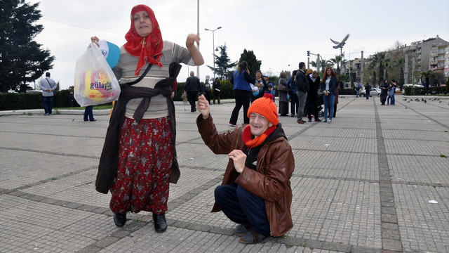 Otistik ağabeyini kortejde sırtında taşıdı
