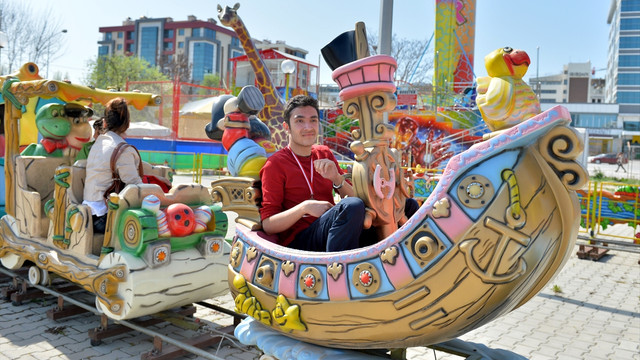 Otistik çocuklar lunaparkta eğlendi