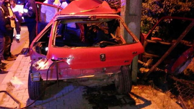 Otomobil elektrik direğine çarptı: 1 ölü, 1 yaralı