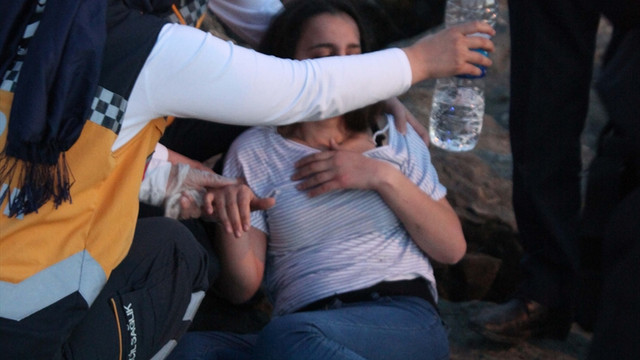 Öz çekim yaparken kayaların arasına sıkıştı