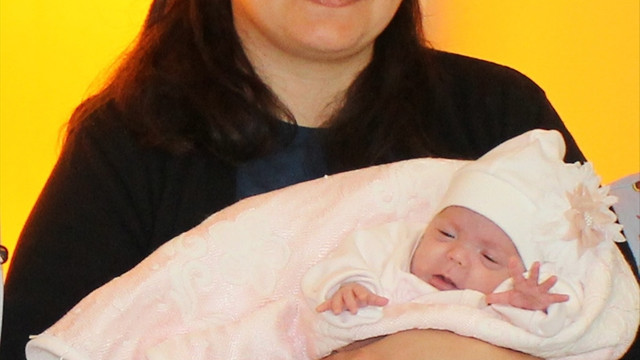 Parmak bebek hayata tutundu