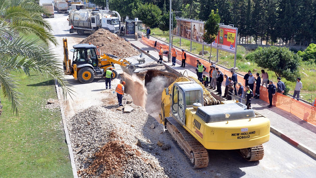 Patlayan kanalizasyon borusu yolu çökertti
