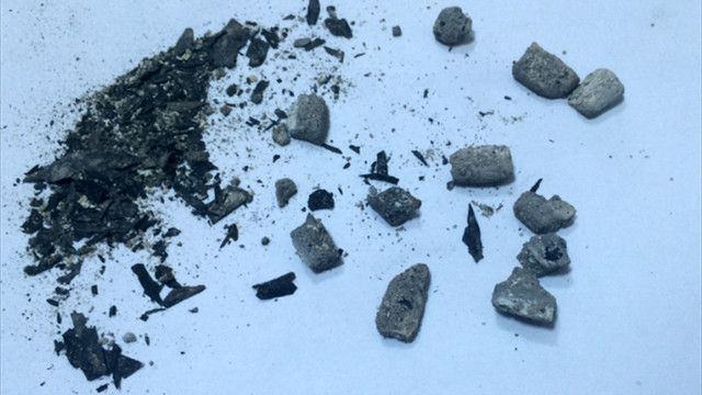 Polis baskın yapınca, uyuşturucu ve paraları yakmaya çalıştılar