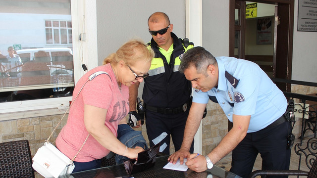 Polis yolda bulduğu cüzdanı sahibine teslim etti