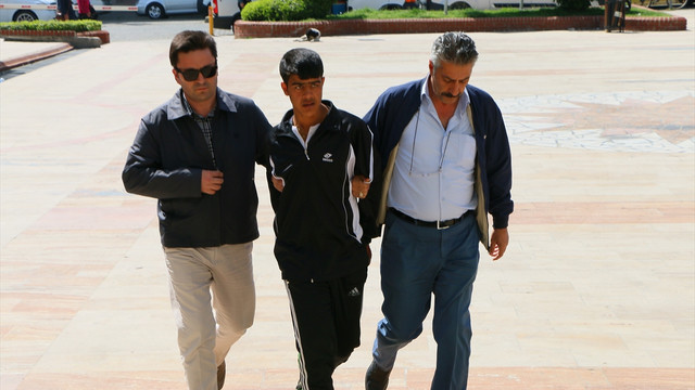 Polislerin bıçakla yaralanması