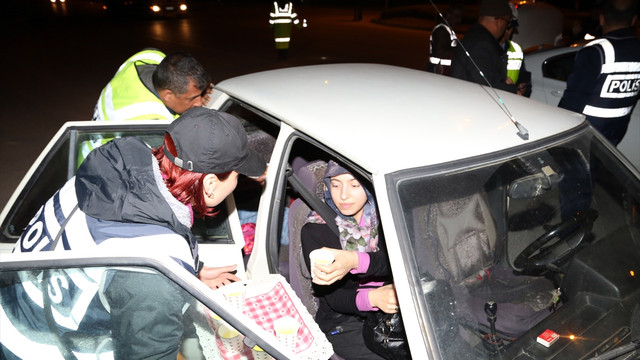 Polisten sürücü ve yolculara kandil simidi