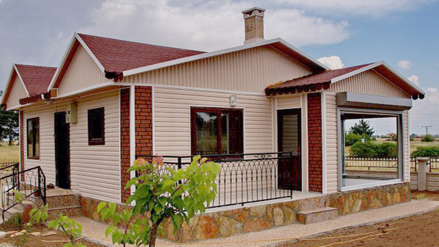 Orduda yaşayan iki aileye prefabrik ev verildi