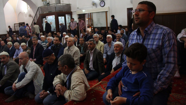 Regaip Kandili'nde eller dua için açıldı