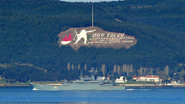 Rus askeri gemileri Çanakkale Boğazı'ndan geçti