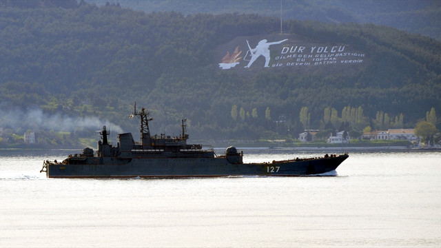 Rus askeri gemisi Çanakkale Boğazı'ndan geçti