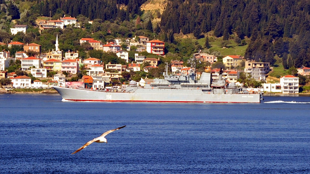 Rus askeri gemisi Çanakkale Boğazı'ndan geçti