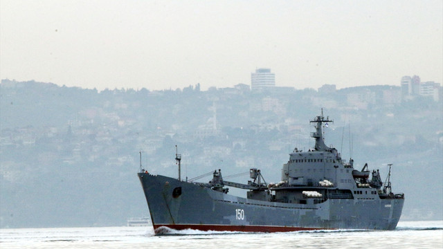 Rus savaş gemisi İstanbul Boğazından geçti