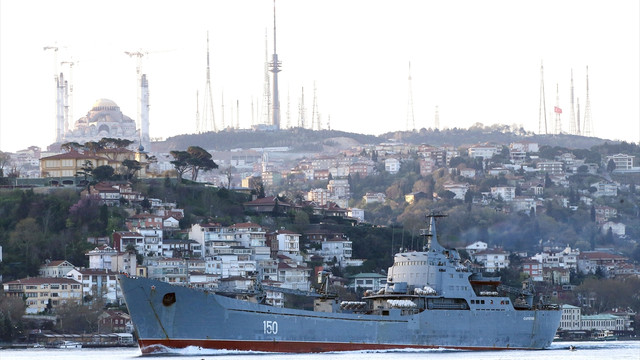 Rus savaş gemisi İstanbul Boğazı'nda geçti