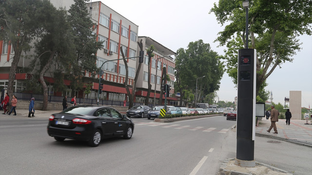 Sabit radarlar hızlı sürücüleri affetmedi