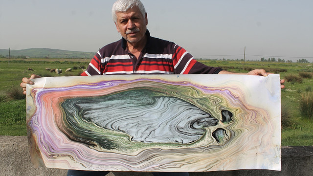 Sanatçı Şimşek yalakta ebru çalışması yaptı