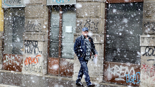 Saraybosna'ya nisanda kar yağdı