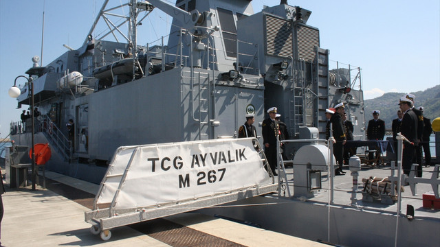 Şehit aileleri ve gaziler savaş gemisini gezdi