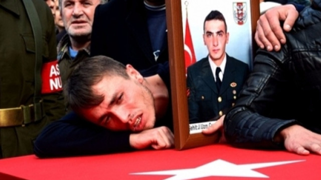 Şehit arkadaşının tabutuna sarılmıştı: O da şehit oldu