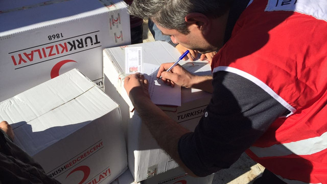 Selden zarar gören Suriyeli aileye Kızılay'dan yardım